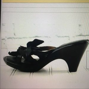 Born black floral leather heeled sandals Sz 8